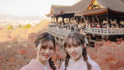 교토 기요미즈데라까지 걸어서 3분 렌탈 기모노를 입고 교토 거리를 산책하세요.